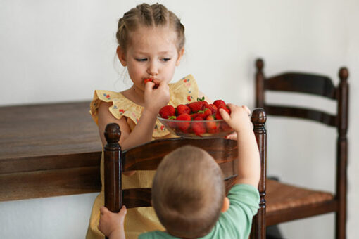 crianças comendo frutas